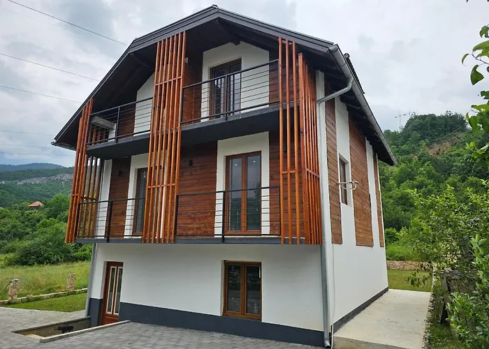 112 * موكرا غورا